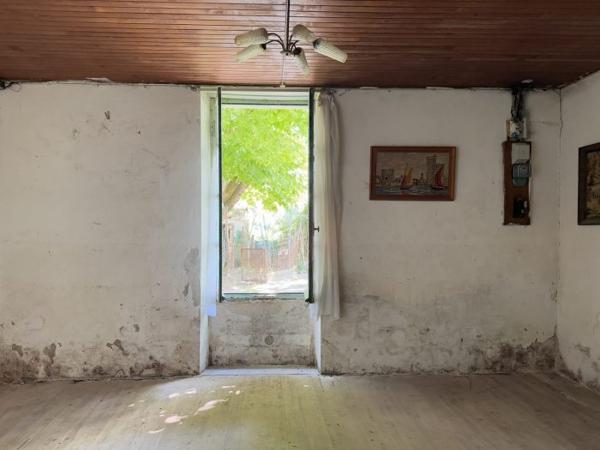 Maison Charentaise à restaurer avec dépendances