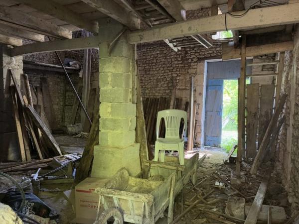 Maison Charentaise à restaurer avec dépendances