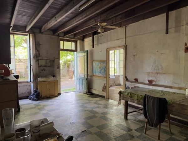 Maison Charentaise à restaurer avec dépendances