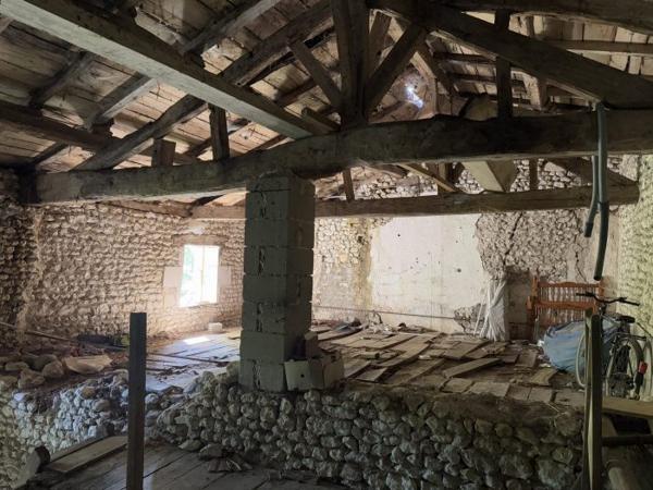 Maison Charentaise à restaurer avec dépendances