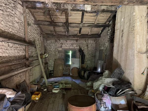 Maison Charentaise à restaurer avec dépendances