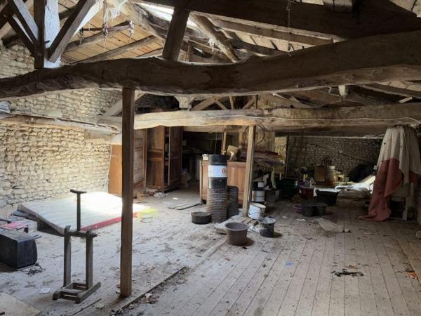 Maison Charentaise à restaurer avec dépendances