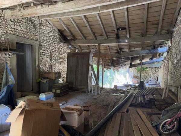 Maison Charentaise à restaurer avec dépendances