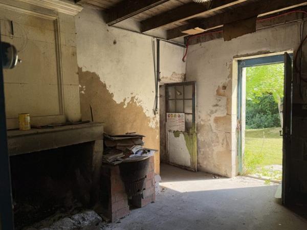 Maison Charentaise à restaurer avec dépendances