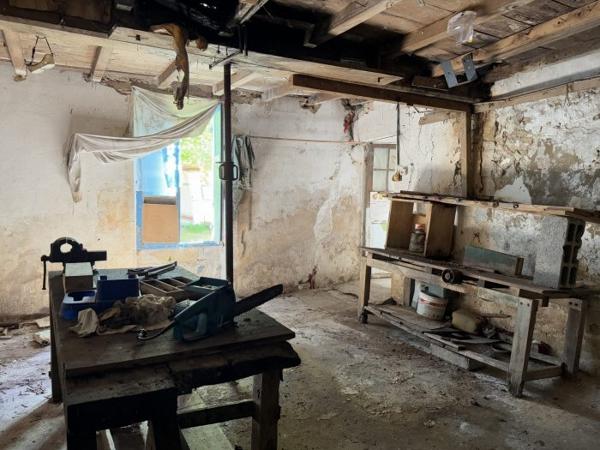 Maison Charentaise à restaurer avec dépendances