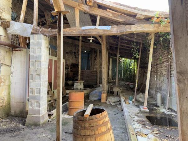 Maison Charentaise à restaurer avec dépendances