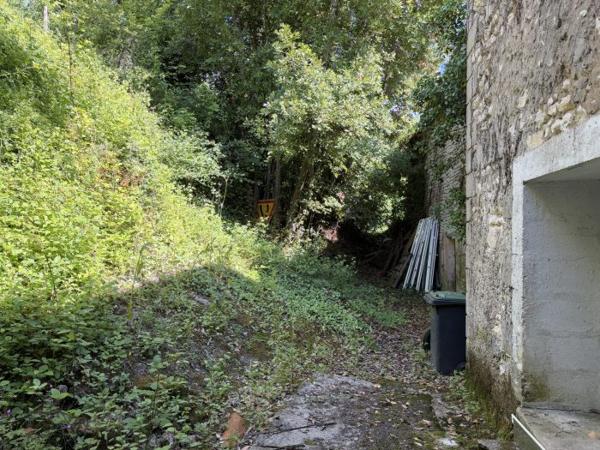 Maison Charentaise à restaurer avec dépendances
