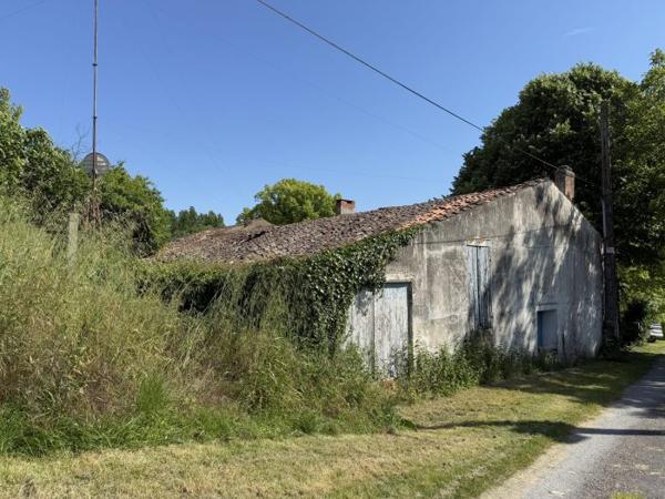 Maison Charentaise à restaurer avec dépendances