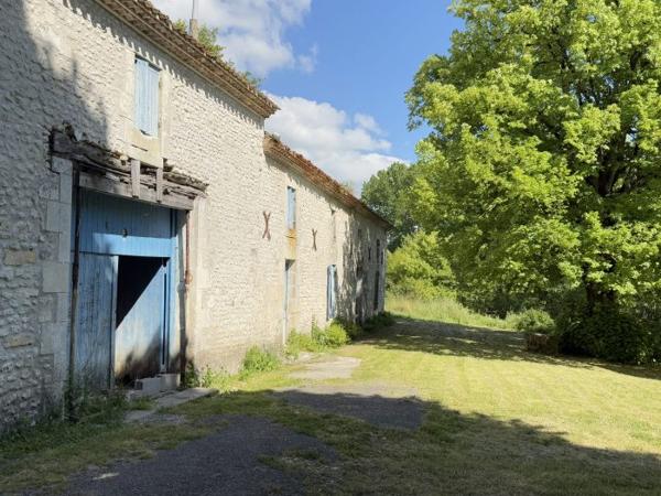 Maison Charentaise à restaurer avec dépendances