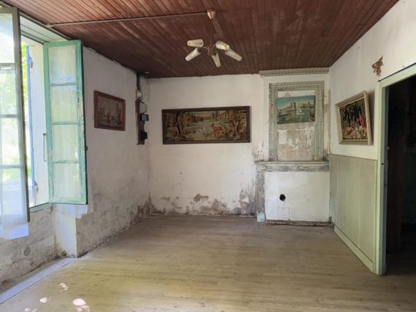 Maison Charentaise à restaurer avec dépendances