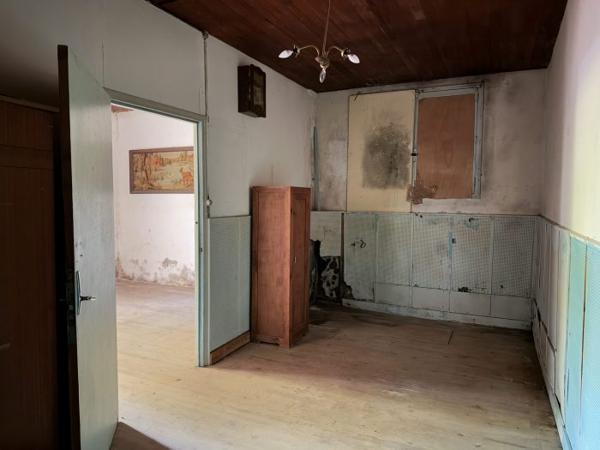 Maison Charentaise à restaurer avec dépendances