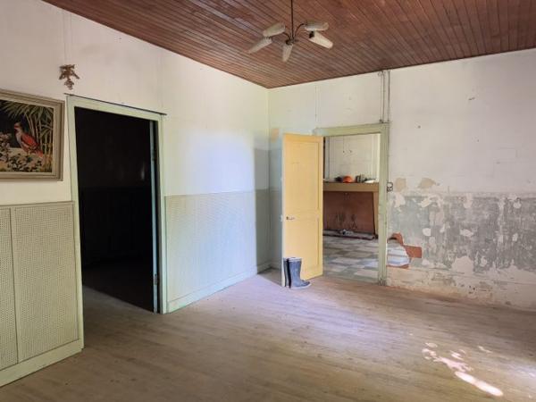 Maison Charentaise à restaurer avec dépendances