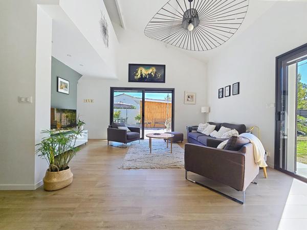 Charme et modernité, maison de caractère entièrement rénovée à PESSAC CAP DE BOS