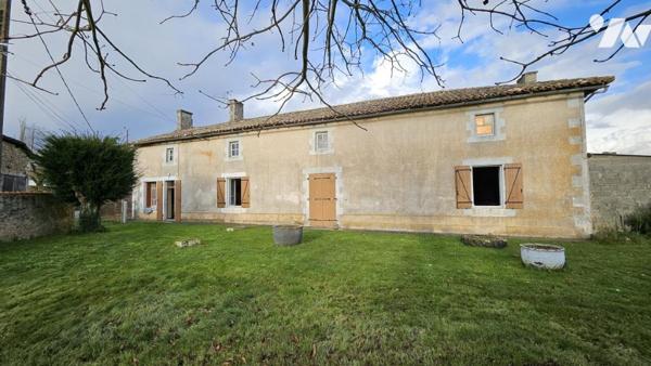 A vendre à VALENCE-EN-POITOU, VAUX  (86700)/ Une maison ancienne à restaurer 