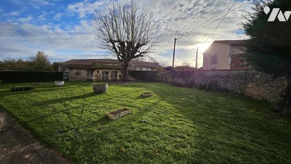A vendre à VALENCE-EN-POITOU, VAUX  (86700)/ Une maison ancienne à restaurer 