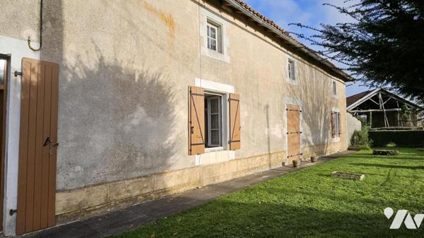 A vendre à VALENCE-EN-POITOU, VAUX  (86700)/ Une maison ancienne à restaurer 