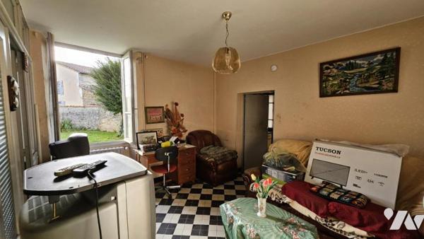 A vendre à VALENCE-EN-POITOU, VAUX  (86700)/ Une maison ancienne à restaurer 