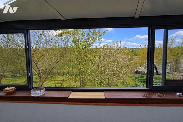 Maison d'habitation individuel comprenant : 
Entrée, véranda, salon avec poêle à bois, cuisine...