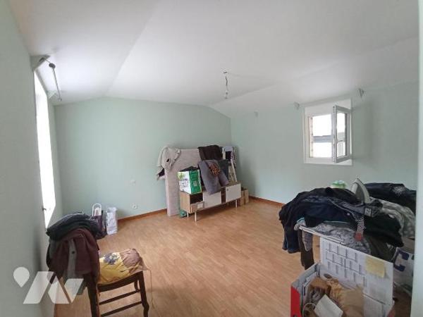 Maison d'habitation individuel comprenant : 
Entrée, véranda, salon avec poêle à bois, cuisine...