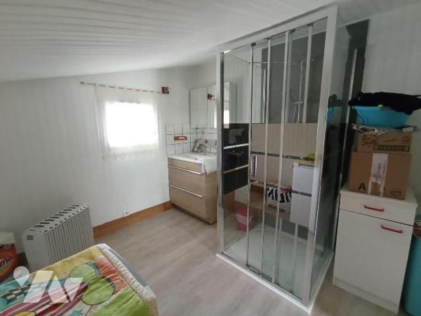 Maison d'habitation individuel comprenant : 
Entrée, véranda, salon avec poêle à bois, cuisine...