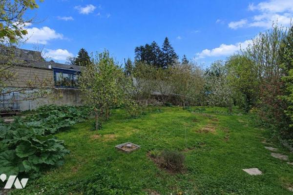 Maison d'habitation individuel comprenant : 
Entrée, véranda, salon avec poêle à bois, cuisine...