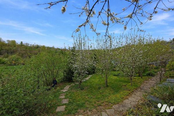Maison d'habitation individuel comprenant : 
Entrée, véranda, salon avec poêle à bois, cuisine...