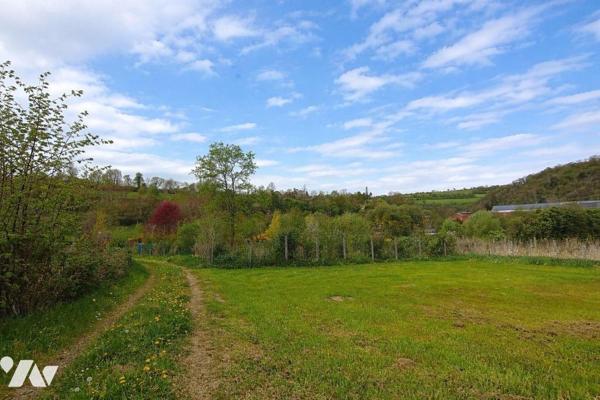 Maison d'habitation individuel comprenant : 
Entrée, véranda, salon avec poêle à bois, cuisine...
