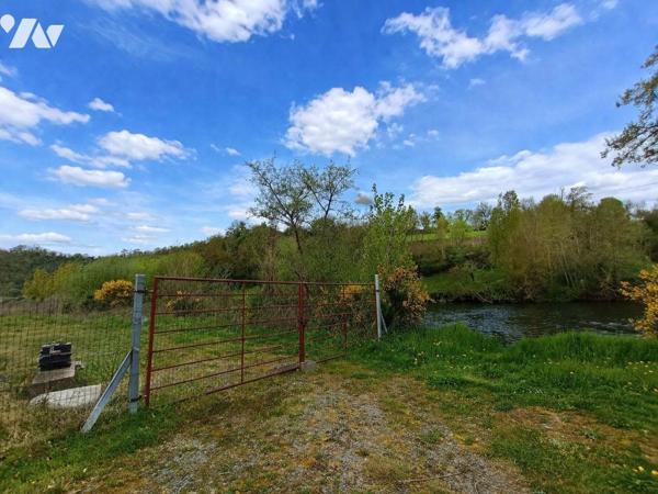Maison d'habitation individuel comprenant : 
Entrée, véranda, salon avec poêle à bois, cuisine...