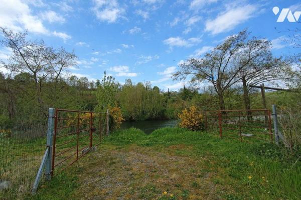 Maison d'habitation individuel comprenant : 
Entrée, véranda, salon avec poêle à bois, cuisine...