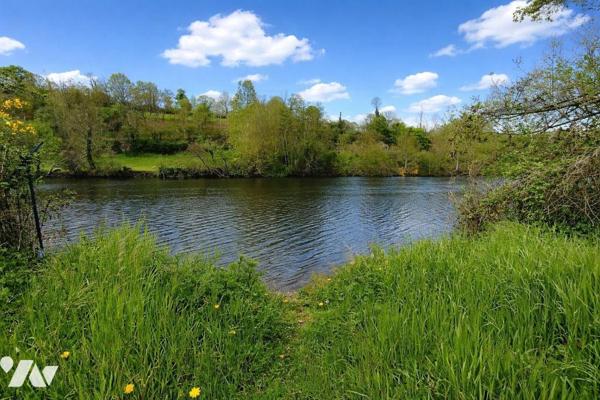 Maison d'habitation individuel comprenant : 
Entrée, véranda, salon avec poêle à bois, cuisine...