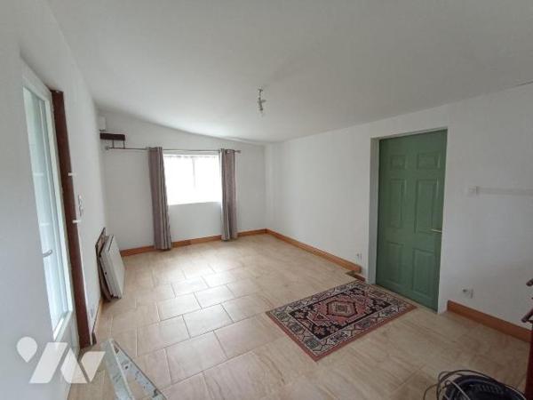 Maison d'habitation individuel comprenant : 
Entrée, véranda, salon avec poêle à bois, cuisine...