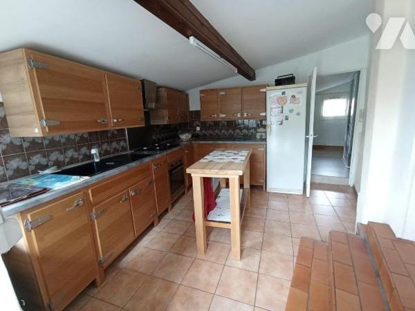 Maison d'habitation individuel comprenant : 
Entrée, véranda, salon avec poêle à bois, cuisine...