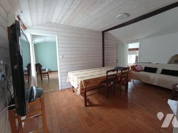 Maison d'habitation individuel comprenant : 
Entrée, véranda, salon avec poêle à bois, cuisine...