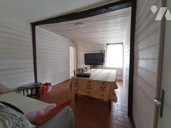 Maison d'habitation individuel comprenant : 
Entrée, véranda, salon avec poêle à bois, cuisine...