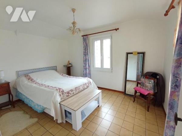 Maison d'habitation individuel comprenant : 
Entrée, véranda, salon avec poêle à bois, cuisine...