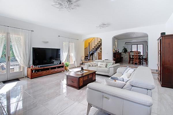 À VENDRE À LORGUES MAISON 183m² avec piscine et garage.