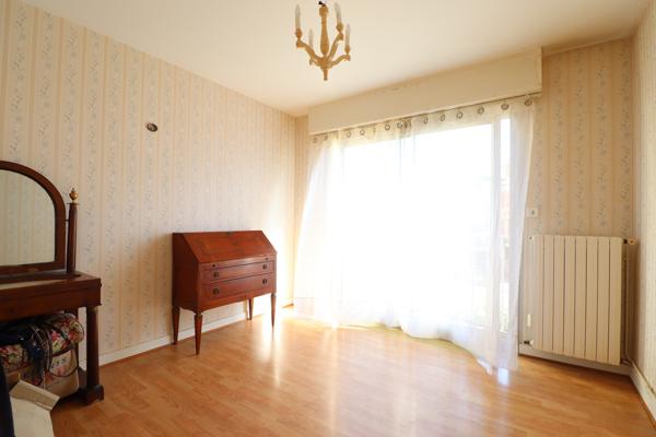 ROYAN - QUARTIER DU PARC - BEL APPARTEMENT T3 AVEC TERRASSE - 78 M² HABITABLES - 300 M PLAGE ET 200 M COMMERCE