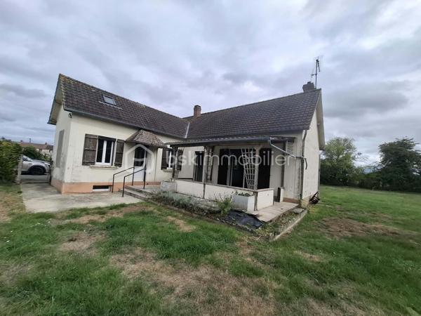 Située à proximité des commodités, cette maison vous séduira par son environnement calme et apaisant, sans vis-à-vis et à l’abri des nuisances routières.

Au rez-de-chaussée, vous découvrirez un séjour lumineux et chaleureux, agrémenté d’un poêle à granulés, idéal pour profiter de moments conviviaux. La cuisine, à remettre au goût du jour, offre une belle possibilité de personnalisation selon vos envies. Une salle d’eau récente, une chambre au rez-de-chaussée ainsi que des WC séparés complètent ce niveau.

À l’étage, un premier escalier dessert une chambre ainsi qu’une pièce plus petite, pouvant facilement être aménagée en dressing, bureau ou espace de rangement.

Un second escalier mène à un espace indépendant, offrant de nombreuses possibilités d’aménagement : création d’un espace nuit supplémentaire, d’un bureau, d’une salle de jeux ou encore d’un atelier créatif.

À l’extérieur, vous profiterez d’une dépendance, d’un carport et d’un jardin clos, parfait pour savourer pleinement les beaux jours en toute tranquillité.

Cette maison n’attend plus que vous pour révéler tout son potentiel et être embellie et personnalisée selon vos goûts et vos envies.

Une visite s’impose pour découvrir tout ce qu’elle a à offrir !