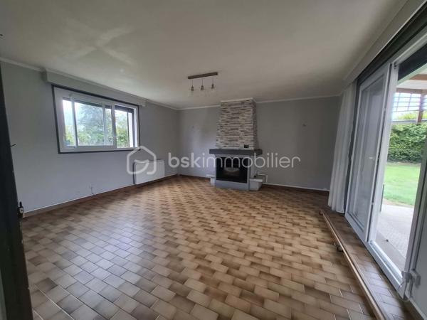 Située à proximité des commodités, cette maison vous séduira par son environnement calme et apaisant, sans vis-à-vis et à l’abri des nuisances routières.

Au rez-de-chaussée, vous découvrirez un séjour lumineux et chaleureux, agrémenté d’un poêle à granulés, idéal pour profiter de moments conviviaux. La cuisine, à remettre au goût du jour, offre une belle possibilité de personnalisation selon vos envies. Une salle d’eau récente, une chambre au rez-de-chaussée ainsi que des WC séparés complètent ce niveau.

À l’étage, un premier escalier dessert une chambre ainsi qu’une pièce plus petite, pouvant facilement être aménagée en dressing, bureau ou espace de rangement.

Un second escalier mène à un espace indépendant, offrant de nombreuses possibilités d’aménagement : création d’un espace nuit supplémentaire, d’un bureau, d’une salle de jeux ou encore d’un atelier créatif.

À l’extérieur, vous profiterez d’une dépendance, d’un carport et d’un jardin clos, parfait pour savourer pleinement les beaux jours en toute tranquillité.

Cette maison n’attend plus que vous pour révéler tout son potentiel et être embellie et personnalisée selon vos goûts et vos envies.

Une visite s’impose pour découvrir tout ce qu’elle a à offrir !