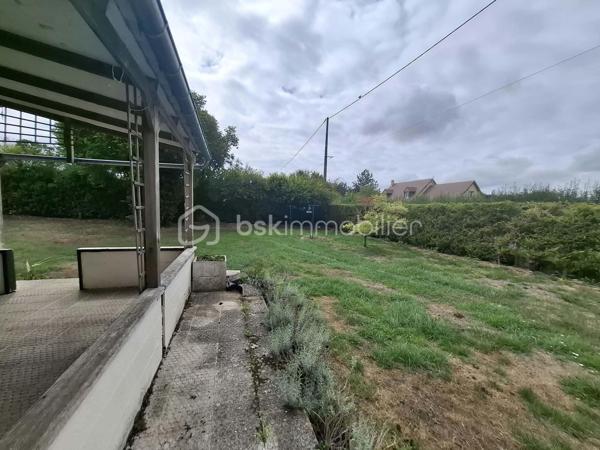 Située à proximité des commodités, cette maison vous séduira par son environnement calme et apaisant, sans vis-à-vis et à l’abri des nuisances routières.

Au rez-de-chaussée, vous découvrirez un séjour lumineux et chaleureux, agrémenté d’un poêle à granulés, idéal pour profiter de moments conviviaux. La cuisine, à remettre au goût du jour, offre une belle possibilité de personnalisation selon vos envies. Une salle d’eau récente, une chambre au rez-de-chaussée ainsi que des WC séparés complètent ce niveau.

À l’étage, un premier escalier dessert une chambre ainsi qu’une pièce plus petite, pouvant facilement être aménagée en dressing, bureau ou espace de rangement.

Un second escalier mène à un espace indépendant, offrant de nombreuses possibilités d’aménagement : création d’un espace nuit supplémentaire, d’un bureau, d’une salle de jeux ou encore d’un atelier créatif.

À l’extérieur, vous profiterez d’une dépendance, d’un carport et d’un jardin clos, parfait pour savourer pleinement les beaux jours en toute tranquillité.

Cette maison n’attend plus que vous pour révéler tout son potentiel et être embellie et personnalisée selon vos goûts et vos envies.

Une visite s’impose pour découvrir tout ce qu’elle a à offrir !