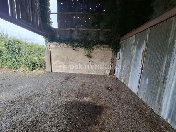 Située à proximité des commodités, cette maison vous séduira par son environnement calme et apaisant, sans vis-à-vis et à l’abri des nuisances routières.

Au rez-de-chaussée, vous découvrirez un séjour lumineux et chaleureux, agrémenté d’un poêle à granulés, idéal pour profiter de moments conviviaux. La cuisine, à remettre au goût du jour, offre une belle possibilité de personnalisation selon vos envies. Une salle d’eau récente, une chambre au rez-de-chaussée ainsi que des WC séparés complètent ce niveau.

À l’étage, un premier escalier dessert une chambre ainsi qu’une pièce plus petite, pouvant facilement être aménagée en dressing, bureau ou espace de rangement.

Un second escalier mène à un espace indépendant, offrant de nombreuses possibilités d’aménagement : création d’un espace nuit supplémentaire, d’un bureau, d’une salle de jeux ou encore d’un atelier créatif.

À l’extérieur, vous profiterez d’une dépendance, d’un carport et d’un jardin clos, parfait pour savourer pleinement les beaux jours en toute tranquillité.

Cette maison n’attend plus que vous pour révéler tout son potentiel et être embellie et personnalisée selon vos goûts et vos envies.

Une visite s’impose pour découvrir tout ce qu’elle a à offrir !