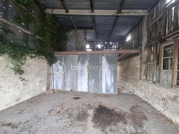 Située à proximité des commodités, cette maison vous séduira par son environnement calme et apaisant, sans vis-à-vis et à l’abri des nuisances routières.

Au rez-de-chaussée, vous découvrirez un séjour lumineux et chaleureux, agrémenté d’un poêle à granulés, idéal pour profiter de moments conviviaux. La cuisine, à remettre au goût du jour, offre une belle possibilité de personnalisation selon vos envies. Une salle d’eau récente, une chambre au rez-de-chaussée ainsi que des WC séparés complètent ce niveau.

À l’étage, un premier escalier dessert une chambre ainsi qu’une pièce plus petite, pouvant facilement être aménagée en dressing, bureau ou espace de rangement.

Un second escalier mène à un espace indépendant, offrant de nombreuses possibilités d’aménagement : création d’un espace nuit supplémentaire, d’un bureau, d’une salle de jeux ou encore d’un atelier créatif.

À l’extérieur, vous profiterez d’une dépendance, d’un carport et d’un jardin clos, parfait pour savourer pleinement les beaux jours en toute tranquillité.

Cette maison n’attend plus que vous pour révéler tout son potentiel et être embellie et personnalisée selon vos goûts et vos envies.

Une visite s’impose pour découvrir tout ce qu’elle a à offrir !