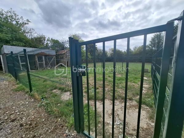 Située à proximité des commodités, cette maison vous séduira par son environnement calme et apaisant, sans vis-à-vis et à l’abri des nuisances routières.

Au rez-de-chaussée, vous découvrirez un séjour lumineux et chaleureux, agrémenté d’un poêle à granulés, idéal pour profiter de moments conviviaux. La cuisine, à remettre au goût du jour, offre une belle possibilité de personnalisation selon vos envies. Une salle d’eau récente, une chambre au rez-de-chaussée ainsi que des WC séparés complètent ce niveau.

À l’étage, un premier escalier dessert une chambre ainsi qu’une pièce plus petite, pouvant facilement être aménagée en dressing, bureau ou espace de rangement.

Un second escalier mène à un espace indépendant, offrant de nombreuses possibilités d’aménagement : création d’un espace nuit supplémentaire, d’un bureau, d’une salle de jeux ou encore d’un atelier créatif.

À l’extérieur, vous profiterez d’une dépendance, d’un carport et d’un jardin clos, parfait pour savourer pleinement les beaux jours en toute tranquillité.

Cette maison n’attend plus que vous pour révéler tout son potentiel et être embellie et personnalisée selon vos goûts et vos envies.

Une visite s’impose pour découvrir tout ce qu’elle a à offrir !