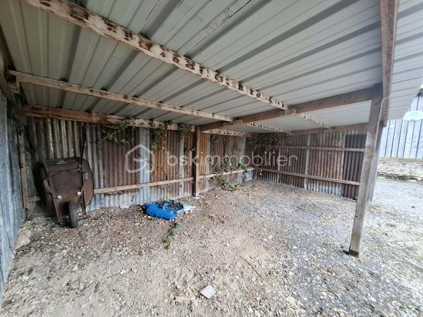 Située à proximité des commodités, cette maison vous séduira par son environnement calme et apaisant, sans vis-à-vis et à l’abri des nuisances routières.

Au rez-de-chaussée, vous découvrirez un séjour lumineux et chaleureux, agrémenté d’un poêle à granulés, idéal pour profiter de moments conviviaux. La cuisine, à remettre au goût du jour, offre une belle possibilité de personnalisation selon vos envies. Une salle d’eau récente, une chambre au rez-de-chaussée ainsi que des WC séparés complètent ce niveau.

À l’étage, un premier escalier dessert une chambre ainsi qu’une pièce plus petite, pouvant facilement être aménagée en dressing, bureau ou espace de rangement.

Un second escalier mène à un espace indépendant, offrant de nombreuses possibilités d’aménagement : création d’un espace nuit supplémentaire, d’un bureau, d’une salle de jeux ou encore d’un atelier créatif.

À l’extérieur, vous profiterez d’une dépendance, d’un carport et d’un jardin clos, parfait pour savourer pleinement les beaux jours en toute tranquillité.

Cette maison n’attend plus que vous pour révéler tout son potentiel et être embellie et personnalisée selon vos goûts et vos envies.

Une visite s’impose pour découvrir tout ce qu’elle a à offrir !