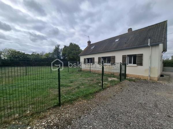 Située à proximité des commodités, cette maison vous séduira par son environnement calme et apaisant, sans vis-à-vis et à l’abri des nuisances routières.

Au rez-de-chaussée, vous découvrirez un séjour lumineux et chaleureux, agrémenté d’un poêle à granulés, idéal pour profiter de moments conviviaux. La cuisine, à remettre au goût du jour, offre une belle possibilité de personnalisation selon vos envies. Une salle d’eau récente, une chambre au rez-de-chaussée ainsi que des WC séparés complètent ce niveau.

À l’étage, un premier escalier dessert une chambre ainsi qu’une pièce plus petite, pouvant facilement être aménagée en dressing, bureau ou espace de rangement.

Un second escalier mène à un espace indépendant, offrant de nombreuses possibilités d’aménagement : création d’un espace nuit supplémentaire, d’un bureau, d’une salle de jeux ou encore d’un atelier créatif.

À l’extérieur, vous profiterez d’une dépendance, d’un carport et d’un jardin clos, parfait pour savourer pleinement les beaux jours en toute tranquillité.

Cette maison n’attend plus que vous pour révéler tout son potentiel et être embellie et personnalisée selon vos goûts et vos envies.

Une visite s’impose pour découvrir tout ce qu’elle a à offrir !