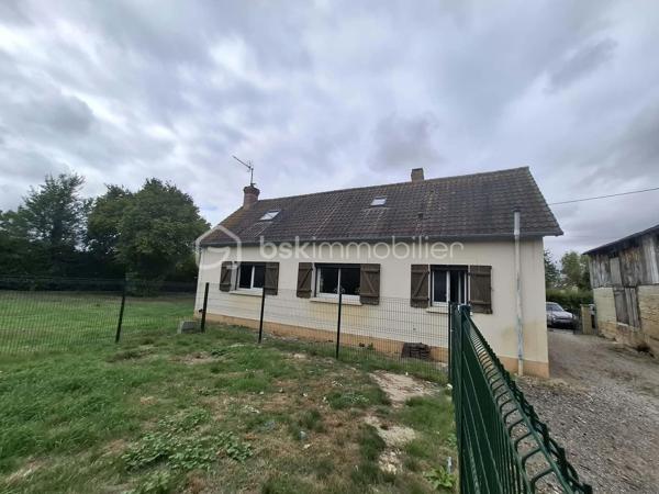 Située à proximité des commodités, cette maison vous séduira par son environnement calme et apaisant, sans vis-à-vis et à l’abri des nuisances routières.

Au rez-de-chaussée, vous découvrirez un séjour lumineux et chaleureux, agrémenté d’un poêle à granulés, idéal pour profiter de moments conviviaux. La cuisine, à remettre au goût du jour, offre une belle possibilité de personnalisation selon vos envies. Une salle d’eau récente, une chambre au rez-de-chaussée ainsi que des WC séparés complètent ce niveau.

À l’étage, un premier escalier dessert une chambre ainsi qu’une pièce plus petite, pouvant facilement être aménagée en dressing, bureau ou espace de rangement.

Un second escalier mène à un espace indépendant, offrant de nombreuses possibilités d’aménagement : création d’un espace nuit supplémentaire, d’un bureau, d’une salle de jeux ou encore d’un atelier créatif.

À l’extérieur, vous profiterez d’une dépendance, d’un carport et d’un jardin clos, parfait pour savourer pleinement les beaux jours en toute tranquillité.

Cette maison n’attend plus que vous pour révéler tout son potentiel et être embellie et personnalisée selon vos goûts et vos envies.

Une visite s’impose pour découvrir tout ce qu’elle a à offrir !