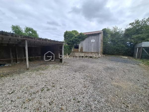 Située à proximité des commodités, cette maison vous séduira par son environnement calme et apaisant, sans vis-à-vis et à l’abri des nuisances routières.

Au rez-de-chaussée, vous découvrirez un séjour lumineux et chaleureux, agrémenté d’un poêle à granulés, idéal pour profiter de moments conviviaux. La cuisine, à remettre au goût du jour, offre une belle possibilité de personnalisation selon vos envies. Une salle d’eau récente, une chambre au rez-de-chaussée ainsi que des WC séparés complètent ce niveau.

À l’étage, un premier escalier dessert une chambre ainsi qu’une pièce plus petite, pouvant facilement être aménagée en dressing, bureau ou espace de rangement.

Un second escalier mène à un espace indépendant, offrant de nombreuses possibilités d’aménagement : création d’un espace nuit supplémentaire, d’un bureau, d’une salle de jeux ou encore d’un atelier créatif.

À l’extérieur, vous profiterez d’une dépendance, d’un carport et d’un jardin clos, parfait pour savourer pleinement les beaux jours en toute tranquillité.

Cette maison n’attend plus que vous pour révéler tout son potentiel et être embellie et personnalisée selon vos goûts et vos envies.

Une visite s’impose pour découvrir tout ce qu’elle a à offrir !