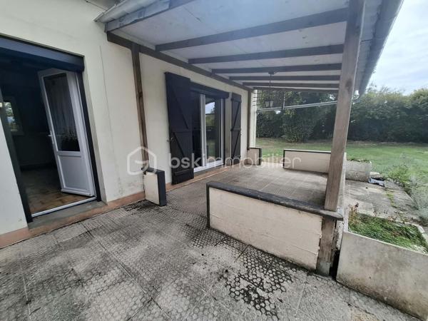 Située à proximité des commodités, cette maison vous séduira par son environnement calme et apaisant, sans vis-à-vis et à l’abri des nuisances routières.

Au rez-de-chaussée, vous découvrirez un séjour lumineux et chaleureux, agrémenté d’un poêle à granulés, idéal pour profiter de moments conviviaux. La cuisine, à remettre au goût du jour, offre une belle possibilité de personnalisation selon vos envies. Une salle d’eau récente, une chambre au rez-de-chaussée ainsi que des WC séparés complètent ce niveau.

À l’étage, un premier escalier dessert une chambre ainsi qu’une pièce plus petite, pouvant facilement être aménagée en dressing, bureau ou espace de rangement.

Un second escalier mène à un espace indépendant, offrant de nombreuses possibilités d’aménagement : création d’un espace nuit supplémentaire, d’un bureau, d’une salle de jeux ou encore d’un atelier créatif.

À l’extérieur, vous profiterez d’une dépendance, d’un carport et d’un jardin clos, parfait pour savourer pleinement les beaux jours en toute tranquillité.

Cette maison n’attend plus que vous pour révéler tout son potentiel et être embellie et personnalisée selon vos goûts et vos envies.

Une visite s’impose pour découvrir tout ce qu’elle a à offrir !