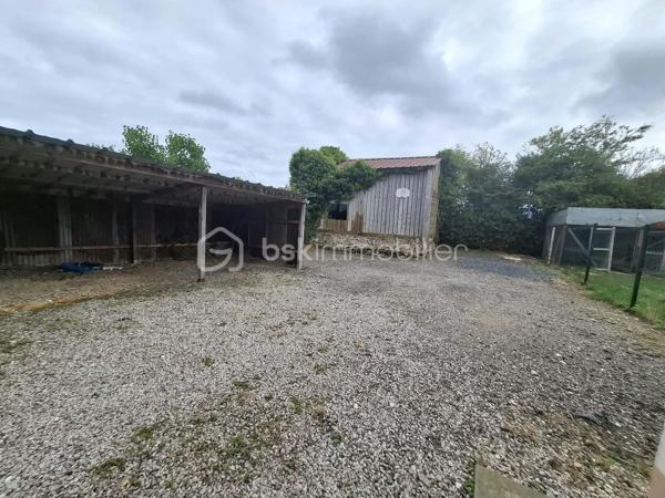 Située à proximité des commodités, cette maison vous séduira par son environnement calme et apaisant, sans vis-à-vis et à l’abri des nuisances routières.

Au rez-de-chaussée, vous découvrirez un séjour lumineux et chaleureux, agrémenté d’un poêle à granulés, idéal pour profiter de moments conviviaux. La cuisine, à remettre au goût du jour, offre une belle possibilité de personnalisation selon vos envies. Une salle d’eau récente, une chambre au rez-de-chaussée ainsi que des WC séparés complètent ce niveau.

À l’étage, un premier escalier dessert une chambre ainsi qu’une pièce plus petite, pouvant facilement être aménagée en dressing, bureau ou espace de rangement.

Un second escalier mène à un espace indépendant, offrant de nombreuses possibilités d’aménagement : création d’un espace nuit supplémentaire, d’un bureau, d’une salle de jeux ou encore d’un atelier créatif.

À l’extérieur, vous profiterez d’une dépendance, d’un carport et d’un jardin clos, parfait pour savourer pleinement les beaux jours en toute tranquillité.

Cette maison n’attend plus que vous pour révéler tout son potentiel et être embellie et personnalisée selon vos goûts et vos envies.

Une visite s’impose pour découvrir tout ce qu’elle a à offrir !