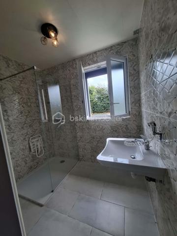 Située à proximité des commodités, cette maison vous séduira par son environnement calme et apaisant, sans vis-à-vis et à l’abri des nuisances routières.

Au rez-de-chaussée, vous découvrirez un séjour lumineux et chaleureux, agrémenté d’un poêle à granulés, idéal pour profiter de moments conviviaux. La cuisine, à remettre au goût du jour, offre une belle possibilité de personnalisation selon vos envies. Une salle d’eau récente, une chambre au rez-de-chaussée ainsi que des WC séparés complètent ce niveau.

À l’étage, un premier escalier dessert une chambre ainsi qu’une pièce plus petite, pouvant facilement être aménagée en dressing, bureau ou espace de rangement.

Un second escalier mène à un espace indépendant, offrant de nombreuses possibilités d’aménagement : création d’un espace nuit supplémentaire, d’un bureau, d’une salle de jeux ou encore d’un atelier créatif.

À l’extérieur, vous profiterez d’une dépendance, d’un carport et d’un jardin clos, parfait pour savourer pleinement les beaux jours en toute tranquillité.

Cette maison n’attend plus que vous pour révéler tout son potentiel et être embellie et personnalisée selon vos goûts et vos envies.

Une visite s’impose pour découvrir tout ce qu’elle a à offrir !